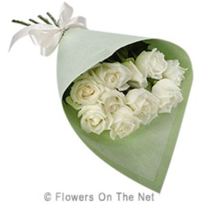 10 x White Rose Wrap Short Stem Roses 10 x stems of white 40 cm roses (minimal foliage)